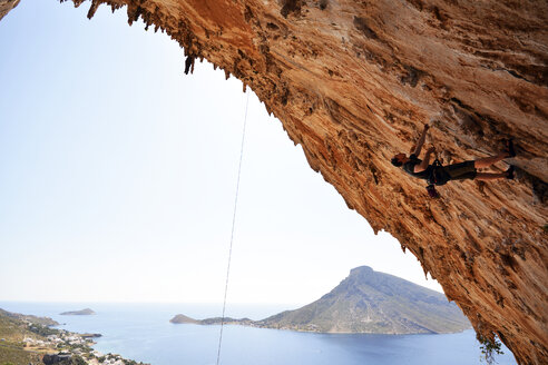 Griechenland, Kalymnos, Kletterer in Felswand - LMF00675