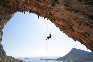 Griechenland, Kalymnos, Kletterer beim Abseilen in Grotte - LMF00676