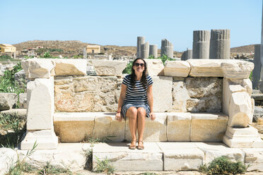Greece, Mykonos, Delos, tourist visiting archaeological site - GEMF01498