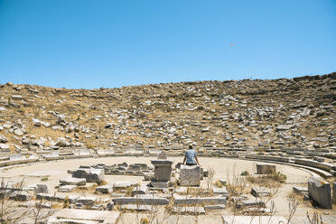 Griechenland, Mykonos, Delos, Tourist beim Besuch des Theaters - GEMF01509