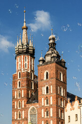 Polen, Krakau, Altstadt, Hauptplatz, Türme der Basilika St. Marien und Seifenblasen - CSTF01236