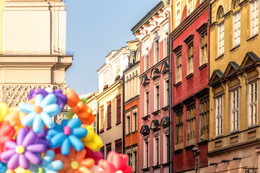 Polen, Krakau, Altstadt, Hauptplatz, Stadthäuser und Blumenballons - CSTF01238