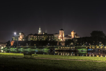 Polen, Krakau, Wawel-Schlosskomplex an der Weichsel bei Nacht - CST01244