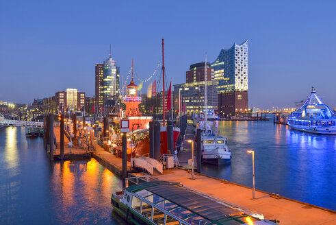 Deutschland, Hamburg, Blick auf Hanseatic Trade Center und Elbphilharmonie vom Niederhafen aus gesehen am Abend - RJF00653