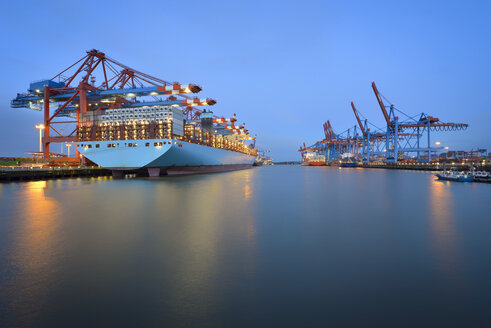 Deutschland, Hamburg, Hamburger Hafen, Containerterminal mit Schiff am Morgen - RJF00654