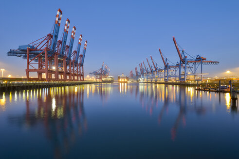 Deutschland, Hamburg, Hamburger Hafen, Containerterminal am Vormittag - RJF00655