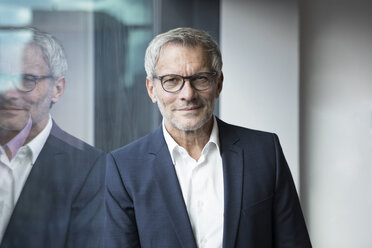 Portrait of confident businessman at the window - RBF05615