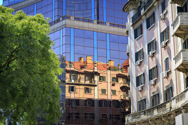 Portugal, Lissabon, Spiegelung eines alten Hauses an Glasfassade eines modernen Gebäudes - VTF00591
