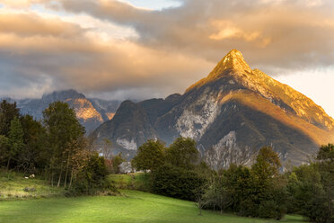 Slowenien, Bovec, Triglav-Nationalpark, Julische Alpen bei Sonnenuntergang - CSTF01262