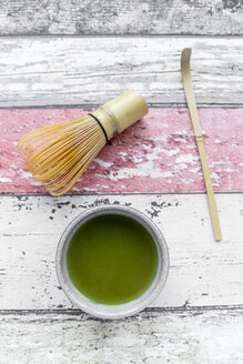 Schale mit zubereitetem Matcha auf Holz - SARF03186