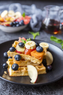 Waffeln mit verschiedenen Früchten und Ahornsirup - SARF03191