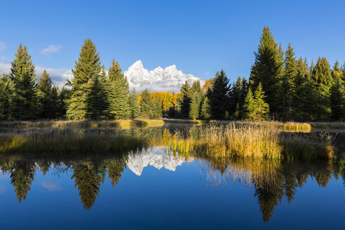 USA, Wyoming, Grand Teton National Park, Blick auf die Teton Range mit dem Snake River im Vordergrund - FOF08893