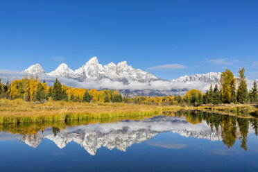 USA, Wyoming, Grand Teton National Park, Blick auf die Teton Range mit dem Snake River im Vordergrund - FOF08894