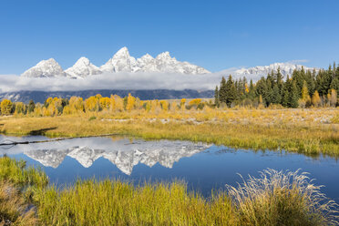 USA, Wyoming, Grand Teton National Park, Blick auf die Teton Range mit dem Snake River im Vordergrund - FOF08895