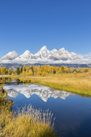 USA, Wyoming, Grand Teton National Park, Blick auf die Teton Range mit dem Snake River im Vordergrund, lizenzfreies Stockfoto