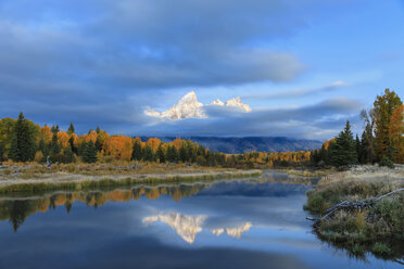 USA, Wyoming, Grand Teton National Park, view to Teton Range with Snake River in the foreground - FOF08898