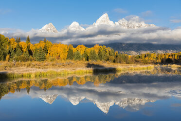 USA, Wyoming, Grand Teton National Park, Blick auf die Teton Range mit dem Snake River im Vordergrund - FOF08899