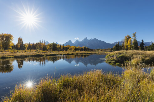 USA, Wyoming, Grand Teton National Park, Blick auf die Teton Range mit dem Snake River im Vordergrund - FOF08901