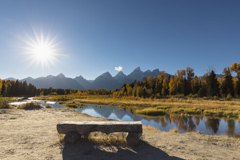 USA, Wyoming, Grand Teton National Park, Blick auf die Teton Range mit Snake River und Bank im Vordergrund - FOF08902