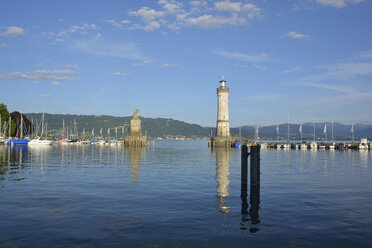 Deutschland, Lindau, Hafeneinfahrt mit Leuchtturm und bayerischem Löwe - AXF00796