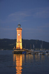 Deutschland, Lindau, Hafeneinfahrt mit Leuchtturm bei Sonnenuntergang - AXF00797