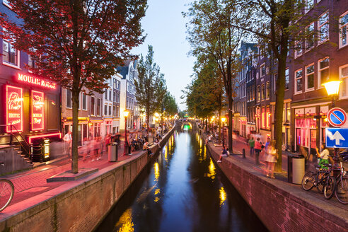 Niederlande, Amsterdam, De Wallen, Oudezijds Achterburgwal in der Dämmerung - WD03907