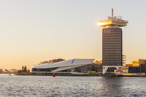 Niederlande, Amsterdam, Blick auf das Eye Film Institute, Aussichtspunkt A'Dam und Fluss IJ im Vordergrund in der Dämmerung - WD03911