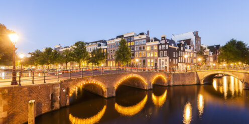 Niederlande, Amsterdam, beleuchtete Brücken über den Kaiserkanal und den Leidse Kanal am Abend - WDF03913
