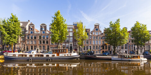 Niederlande, Amsterdam, Blick auf eine Reihe typischer Häuser an der Prinsengracht - WDF03915