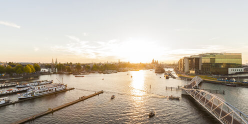 Niederlande, Amsterdam, Blick auf Hafen, Altstadt, öffentliche Bibliothek und Wintergarten - WDF03916