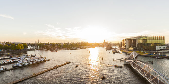 Niederlande, Amsterdam, Blick auf Hafen, Altstadt, öffentliche Bibliothek und Wintergarten - WDF03916