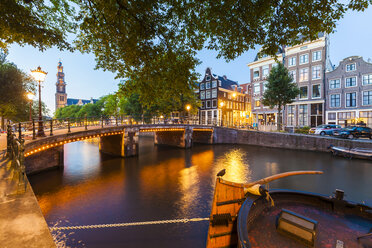 Niederlande, Amsterdam, beleuchtete Brücke über die Prinsengracht am Abend - WDF03917