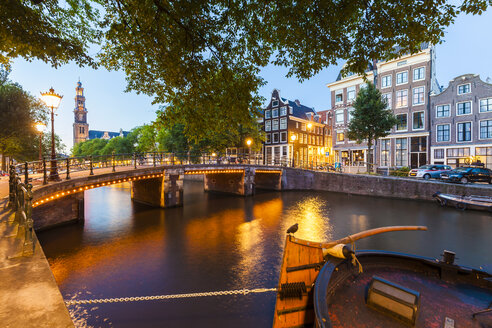 Niederlande, Amsterdam, beleuchtete Brücke über die Prinsengracht am Abend - WDF03917