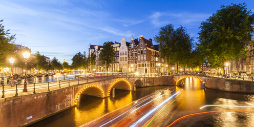 Niederlande, Amsterdam, beleuchtete Brücken über den Kaiserkanal und den Leidse Kanal am Abend - WDF03918