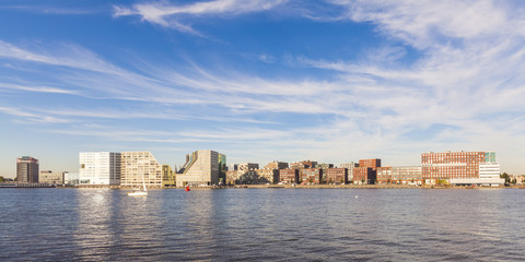 Niederlande, Amsterdam, Blick auf Westerdok, IJDock mit dem Fluss IJ im Vordergrund, lizenzfreies Stockfoto