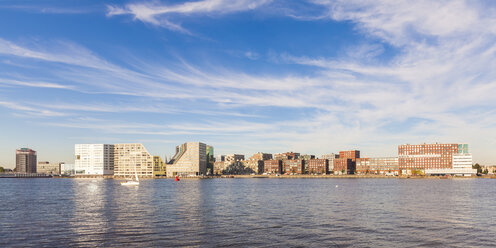 Niederlande, Amsterdam, Blick auf Westerdok, IJDock mit dem Fluss IJ im Vordergrund - WDF03919