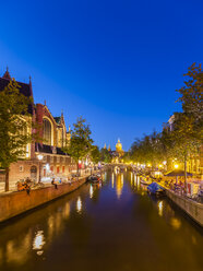 Netherlands, Amsterdam, De Wallen, Oudezijds Voorburgwal, Oude Kerk and town canal and evening twilight - WDF03922