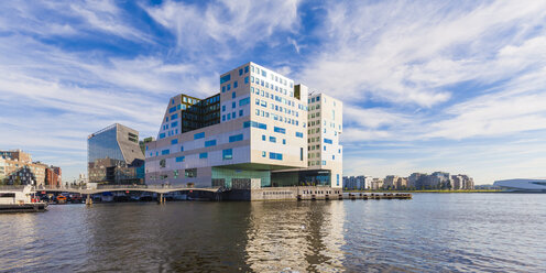 Niederlande, Amsterdam, Blick auf Westerdok, IJDock und Justizpalast im Hintergrund - WD03923