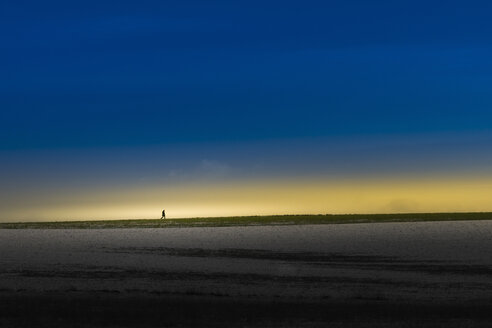 Silhouette of man at horizon - SKAF00054