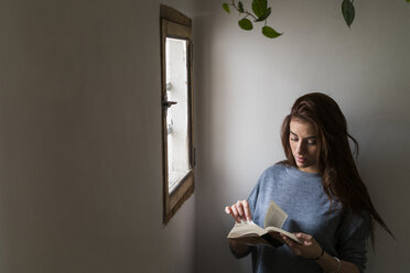 Attraktive junge Frau, die ein Buch liest - KKAF00470
