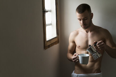 Attraktiver junger Mann mit Sixpack, der Kaffee trinkt - KKAF00479