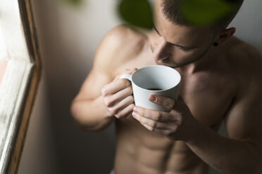 Attraktiver junger Mann mit Sixpack trinkt Kaffee - KKAF00481