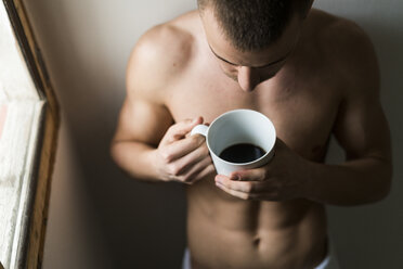 Attraktiver junger Mann mit Sixpack, der Kaffee trinkt - KKAF00482