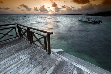 Karibik, Dominikanische Republik, Steg am Bavaro Beach bei Sonnenaufgang - DSGF01461