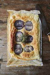 Baked Focaccia with red onions and rosemary - GIOF01940