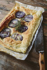 Baked Focaccia with red onions and rosemary - GIOF01941