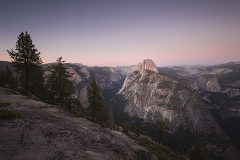USA, Kalifornien, Yosemite National Park, Glacier Point bei Sonnenuntergang, lizenzfreies Stockfoto