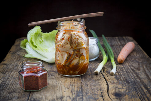 Glas mit Kimchi und Zutaten auf dunklem Holz - LVF05885