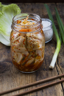 Glas Kimchi, Zutaten und Essstäbchen auf dunklem Holz - LVF05886