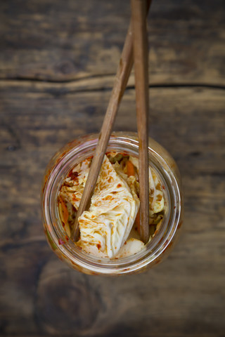 Glas Kimchi und Stäbchen, lizenzfreies Stockfoto